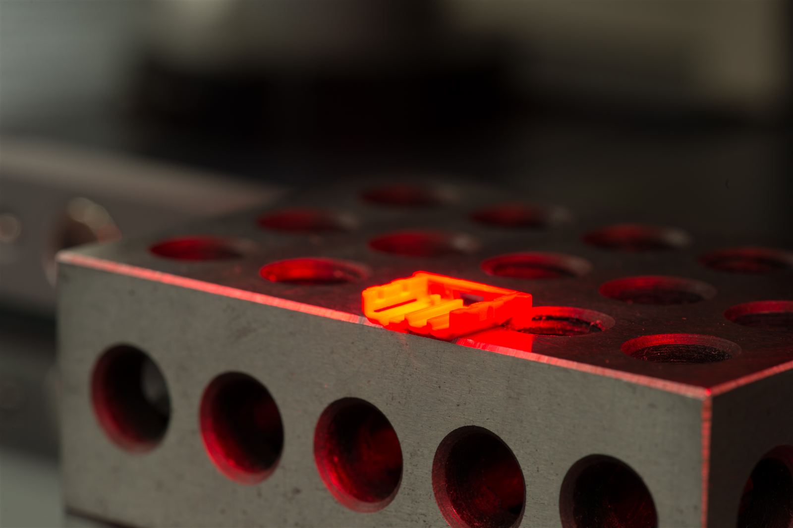 Ribbed molded part being laser-scanned on a steel 1-2-3 block in the Wise Plastics quality lab