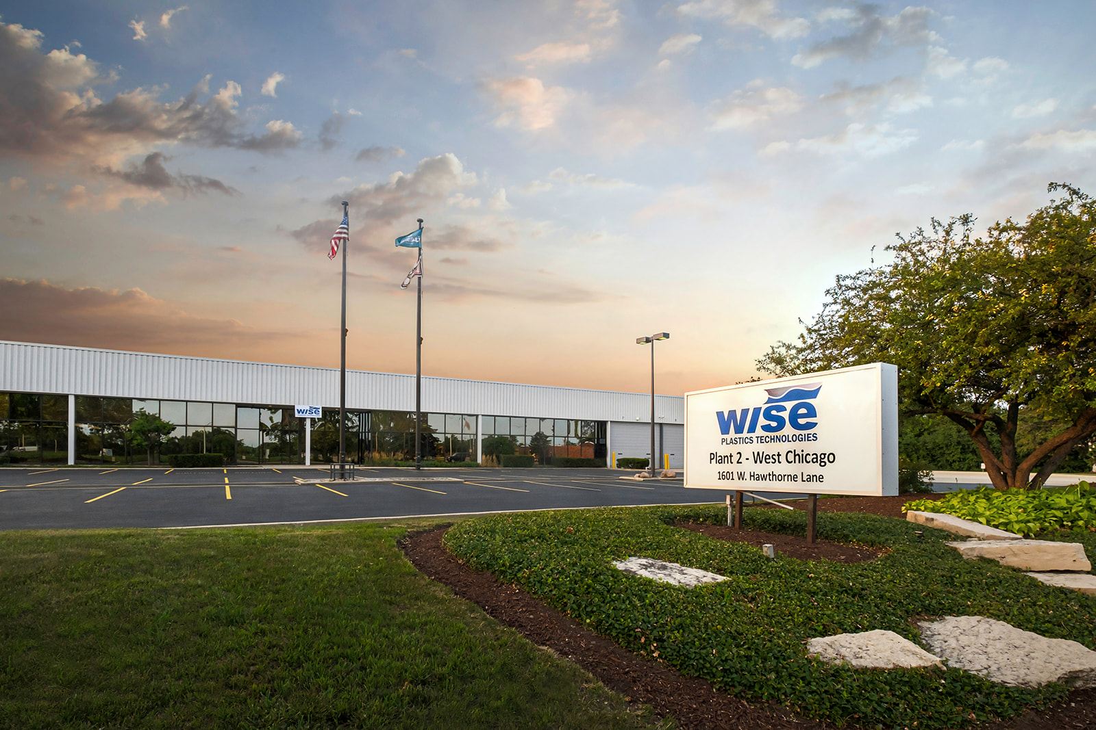 Wise Plastics injection molding production floor in Illinois